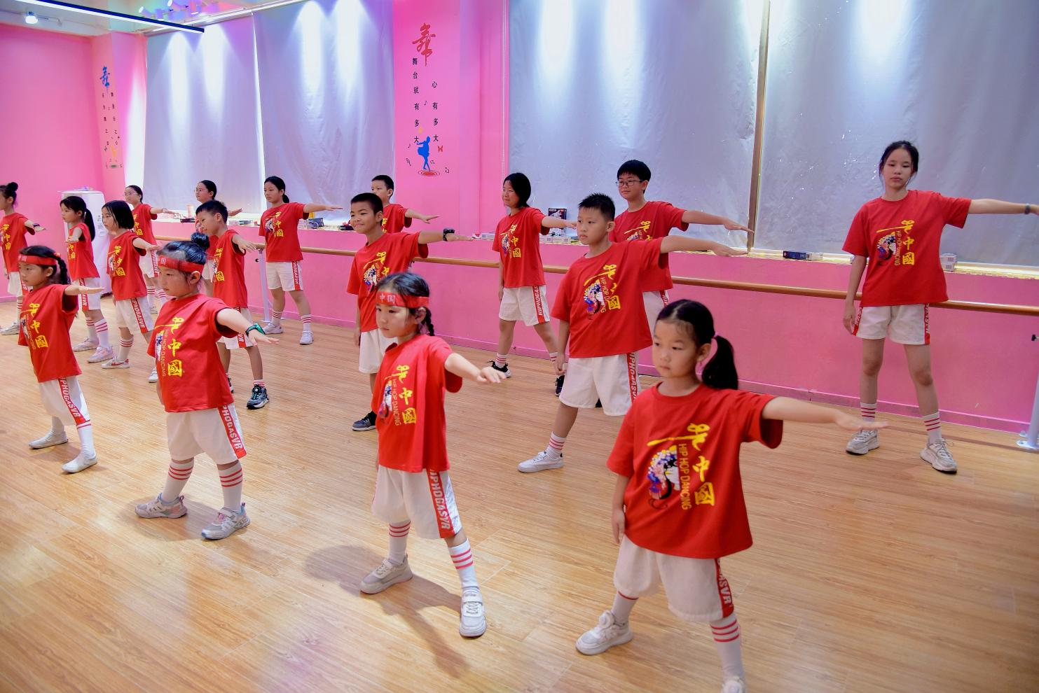 潭头社区开展“艺心向党”青少年街舞体验活动