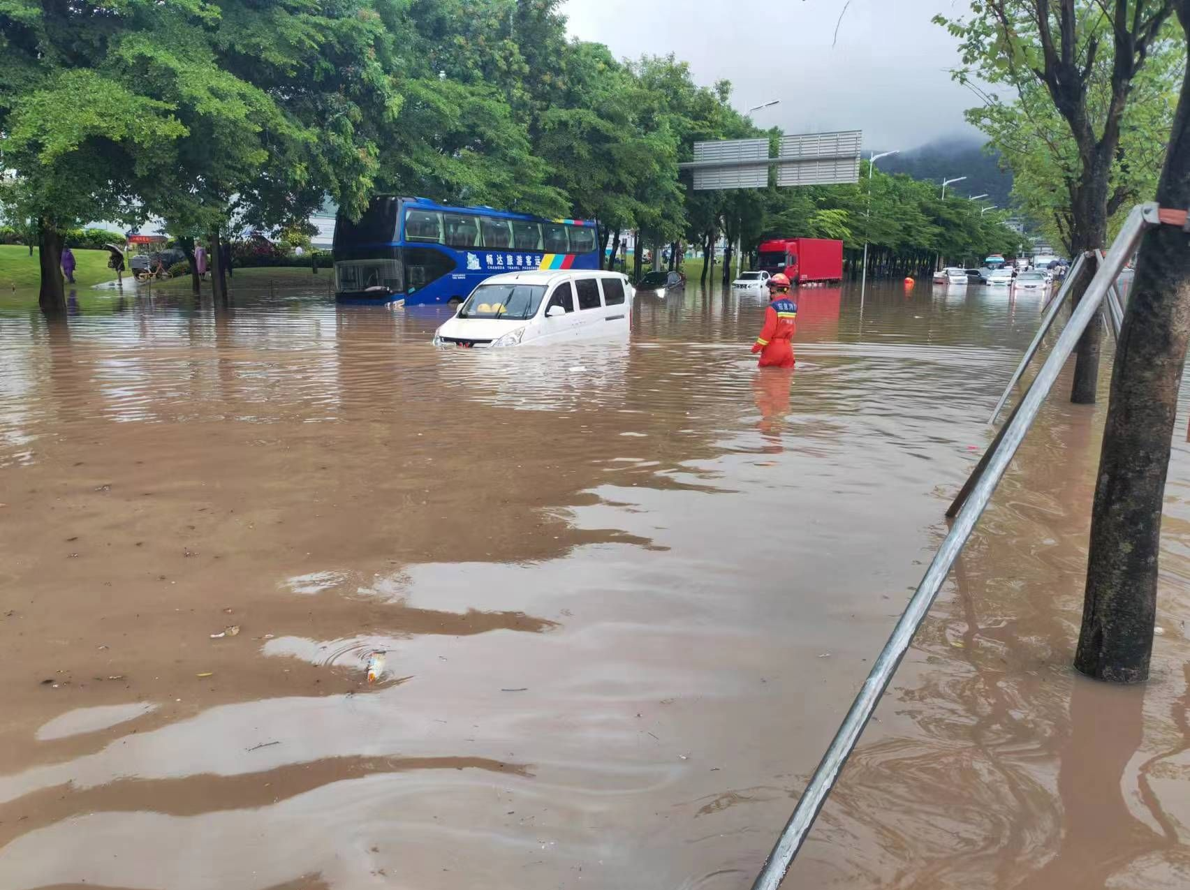 暴雨致路面积水，多车被困！光明消防紧急救援