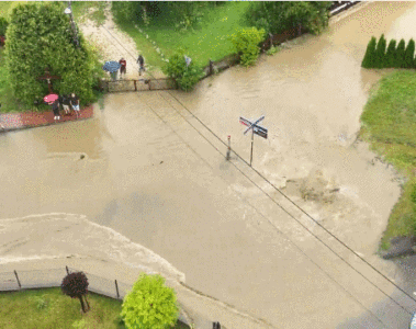 波兰东南部遭遇强降雨 多地街道和房屋被淹