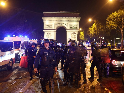 法国连续第5夜发生骚乱：719人被捕 骚乱者驾车撞入官员家中