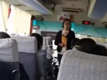 丽江通报“女子跟团游车上睡觉被叫停”：涉事人无导游资质，拟罚10万