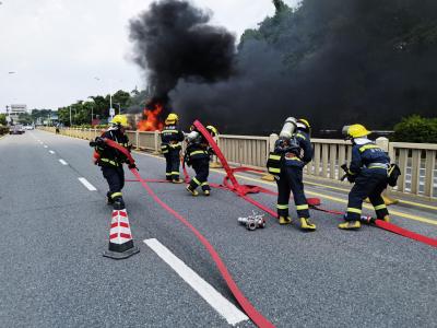 浓烟四起！一汽车在道路上自燃，龙华消防紧急救援