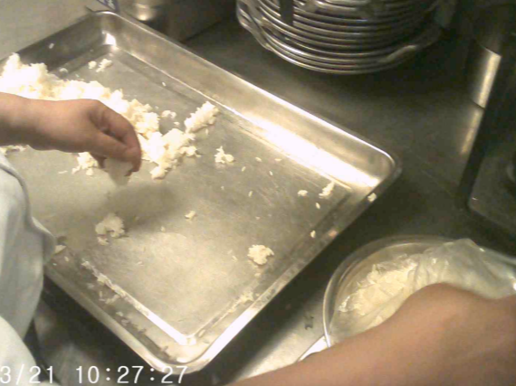 这能做出“母亲的味道”？“小菜园”后厨食品安全隐患调查