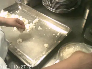 这能做出“母亲的味道”？“小菜园”后厨食品安全隐患调查
