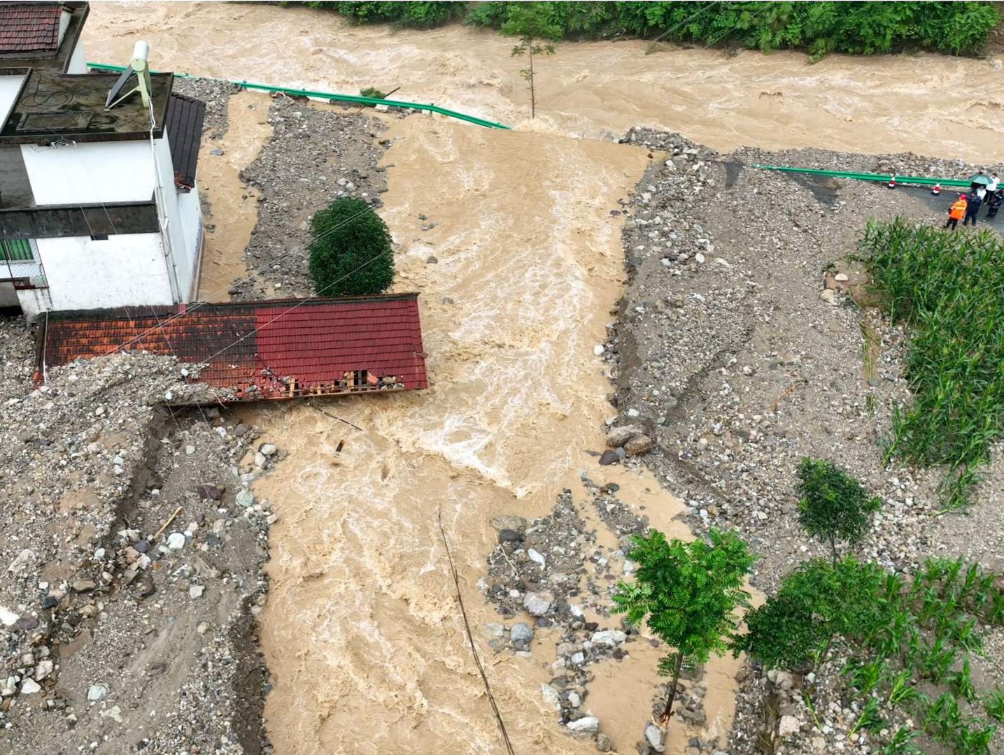 强降雨致陕西镇巴县223条道路受损 已抢通77条