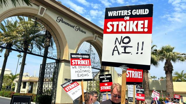 美国编剧工会已经罢工70多天，要求涨工资，提高流媒体平台的分成，以及对人工智能的监管。