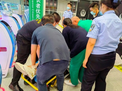  （读特）香港一入境旅客接连晕厥 皇岗边检民警紧急救援