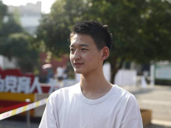 恭喜！“敬礼娃娃”郎铮被北京大学录取