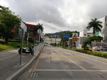 石岩：道路安装护栏  出行安全又顺畅
