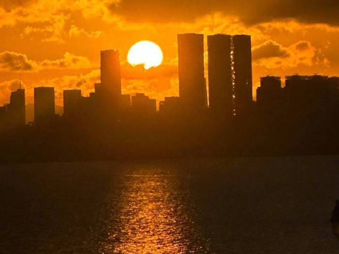 今天入伏！早上体感温度已逾33℃，“高温”超长待机40天，请收好三伏天健康小贴士⋯⋯