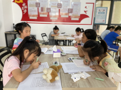 江边社区开展“弘扬民族精神 传承文化基因”青少年硬笔书法暑期活动  