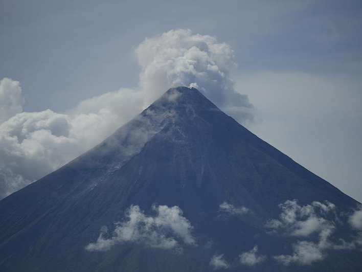 菲律宾马荣火山活动持续