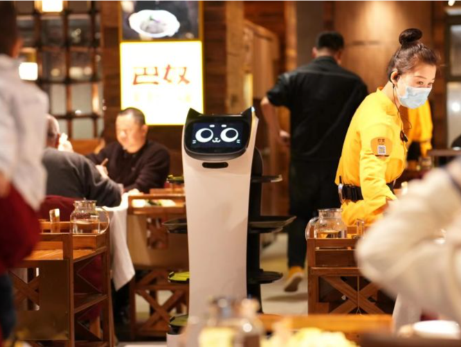 深AI力量| 送餐机器人 自带“红绿灯”，普渡科技突破商业服务机器人硬件“卡脖子”难题