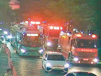 暖！深圳龙岗消防车遇堵，众车主合力让出通道