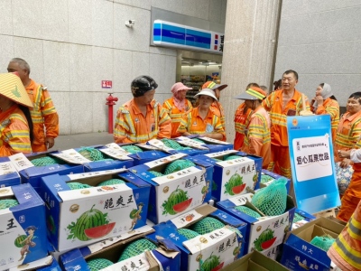 深圳首个“工会流动爱心服务点”启动，莲花街道总工会给环卫工人送清凉