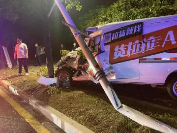 “醉猫”深夜又酿祸！小货车一头撞倒路灯，司机被困车内