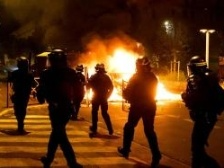 法国部署45000名警察和宪兵应对持续的骚乱