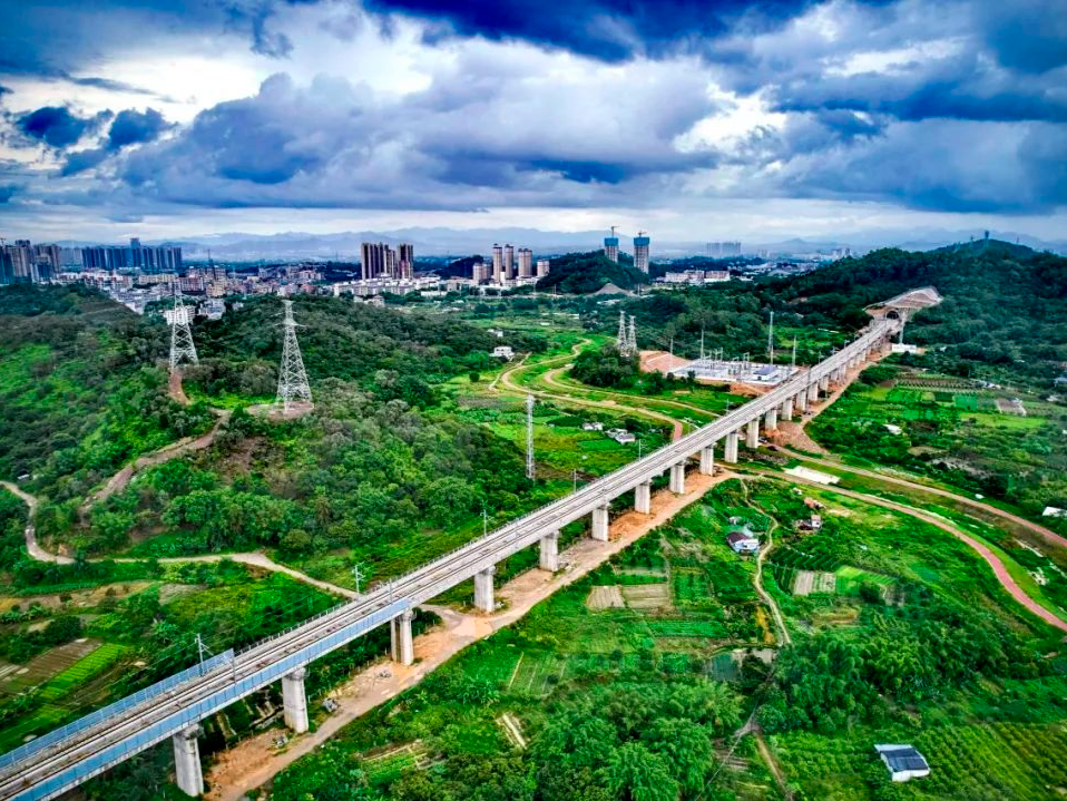 中国试点开行整列高铁快运动车组列车