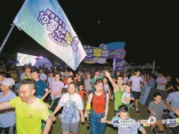 去光明参加沉浸式公园“City Walk” 寻光嘉年华暨仲夏悠享季启幕