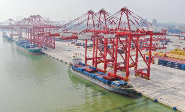 这是2022年7月28日拍摄的广州港南沙港区四期全自动化码头（无人机照片）。新华社记者 邓华 摄