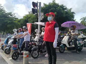 强化文明劝导，石岩街道筑牢暑期交通“安全墙”