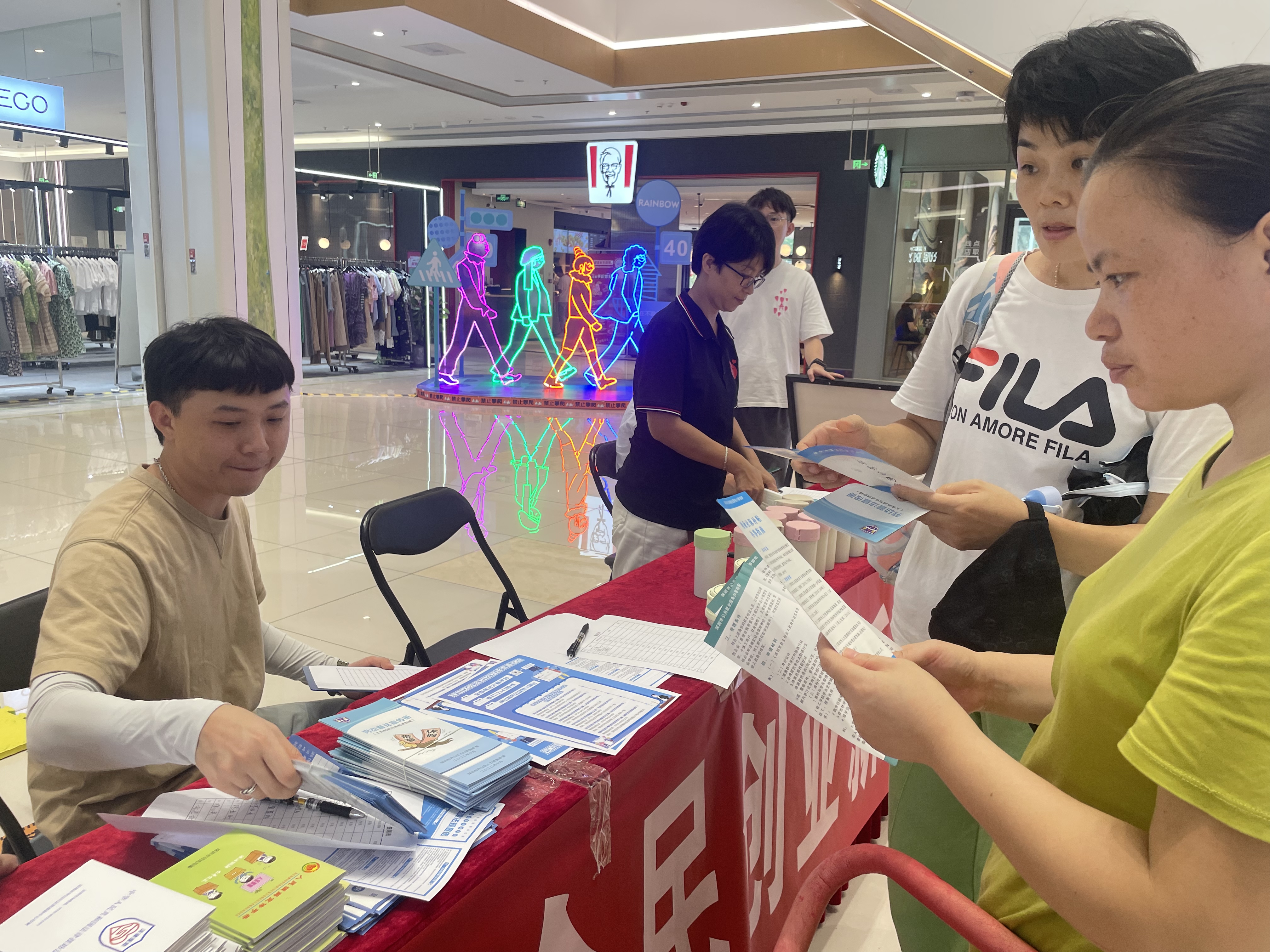 边讲政策边答疑，坪山街道帮就业