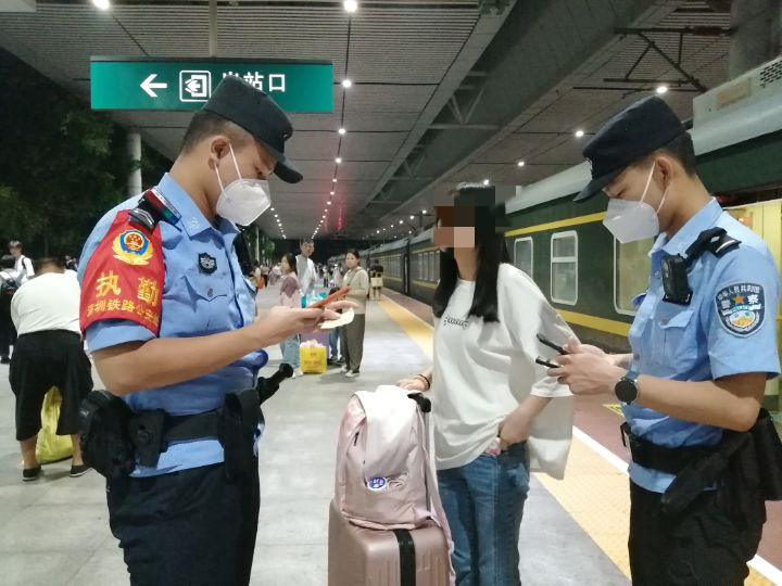 未成年少女乘车离家出走，深圳铁警凌晨劝导助团聚