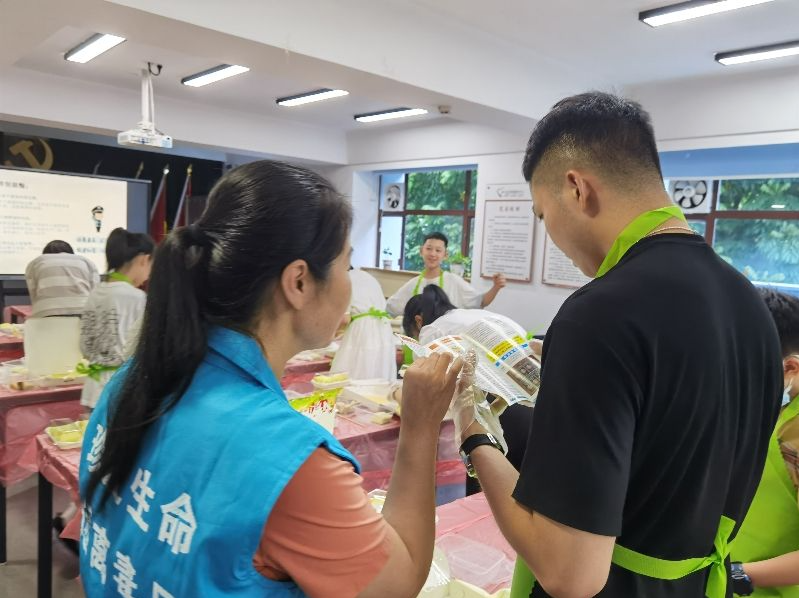 DIY糕点制作活动现场，中英街禁毒社工传授识别“毒曲奇”