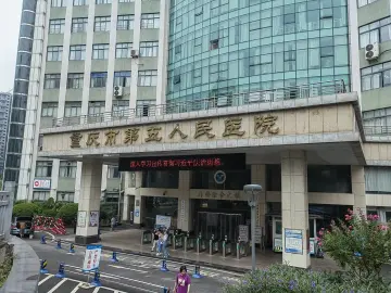 女子疑电梯产子并丢进垃圾桶，院方：婴儿救治后已出院