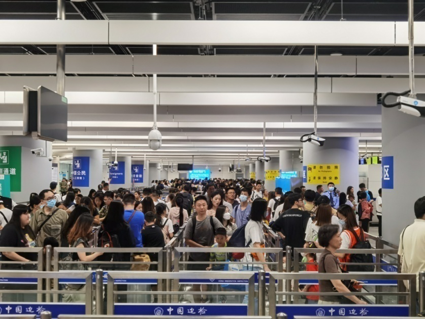 破10万！广深港高铁西九龙站口岸暑期客流再创新高