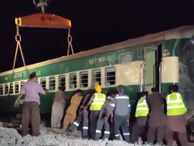 央视总台报道员探访巴基斯坦火车脱轨事故现场
