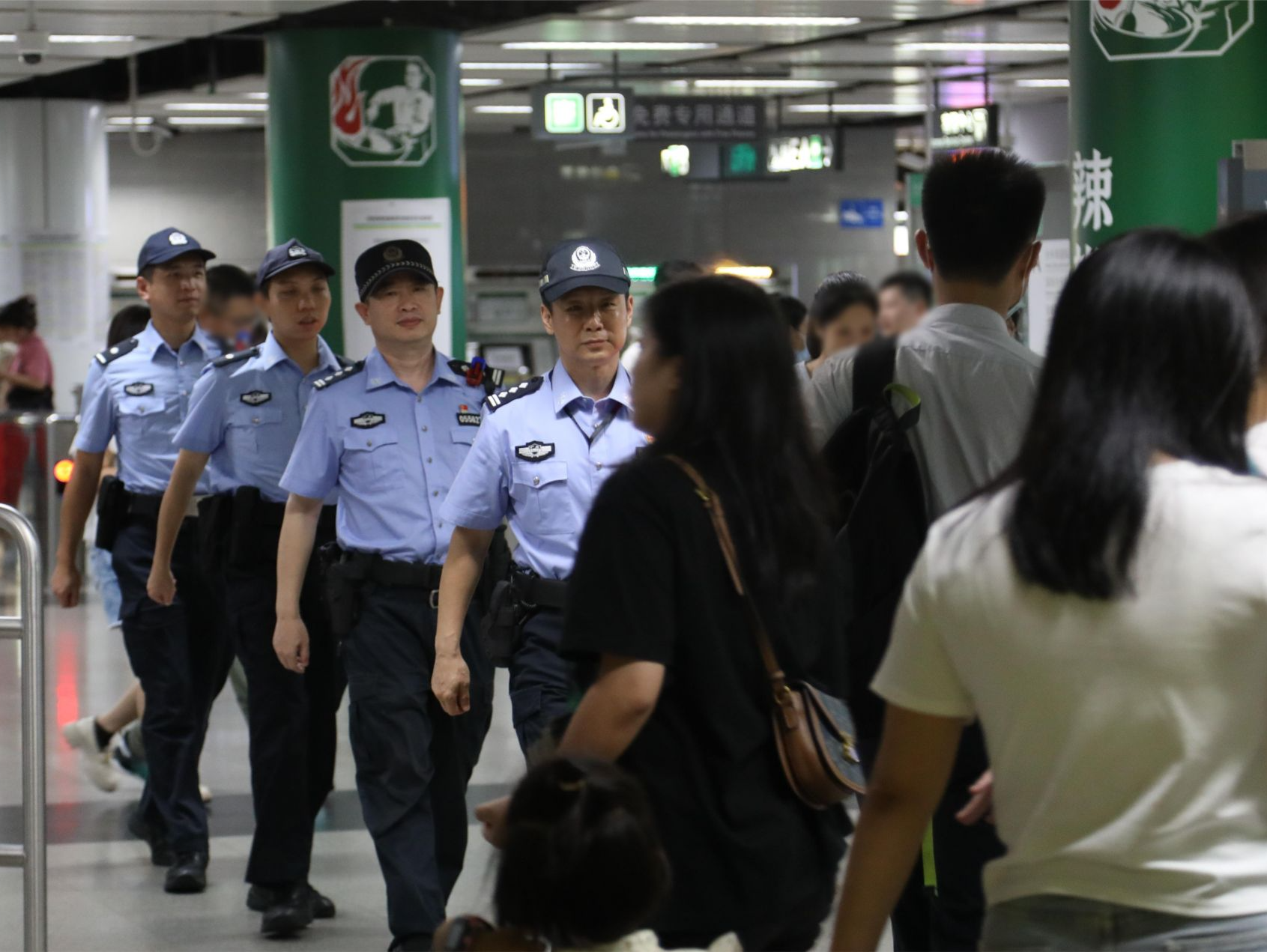 深圳公安开展夏夜治安巡查宣防第五次集中统一行动