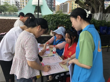 公明街道V爱之家“摆摊设点”为居民解“心病”