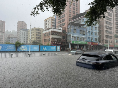 暴雨来袭车辆被淹两人被困，龙华消防紧急救援