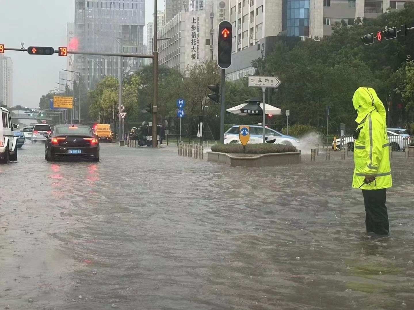 深圳交警加强疏导应对暴雨，提醒市民注意行车安全