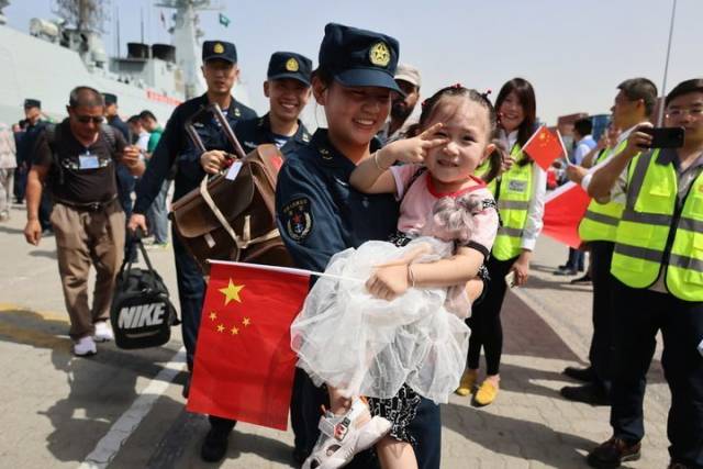 在沙特阿拉伯吉达港，中国海军女兵护送一名从苏丹撤离儿童（2023年4月27日摄）。新华社记者 王海洲 摄