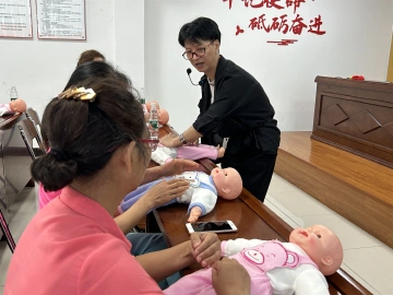 公明社区开展育儿培训与防家暴专题讲座