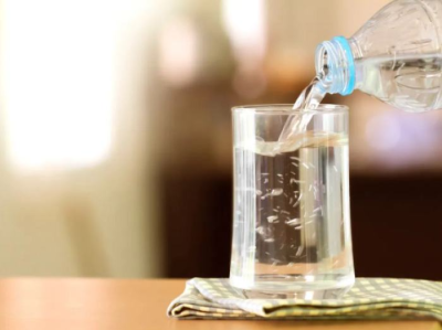 长期喝纯净水会导致身体缺钙？真相是…