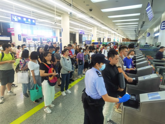 暑期过半，皇岗边检7月迎客超520万人次
