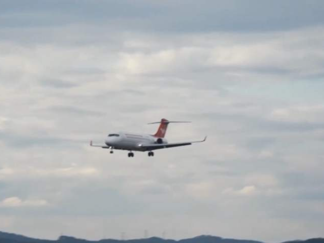 国产ARJ21飞机完成高海拔地区演示飞行 