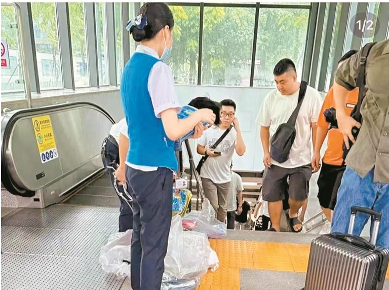 又被深圳感动到了！地铁工作人员为突遇暴雨的上班族撑起一片“专属晴天”
