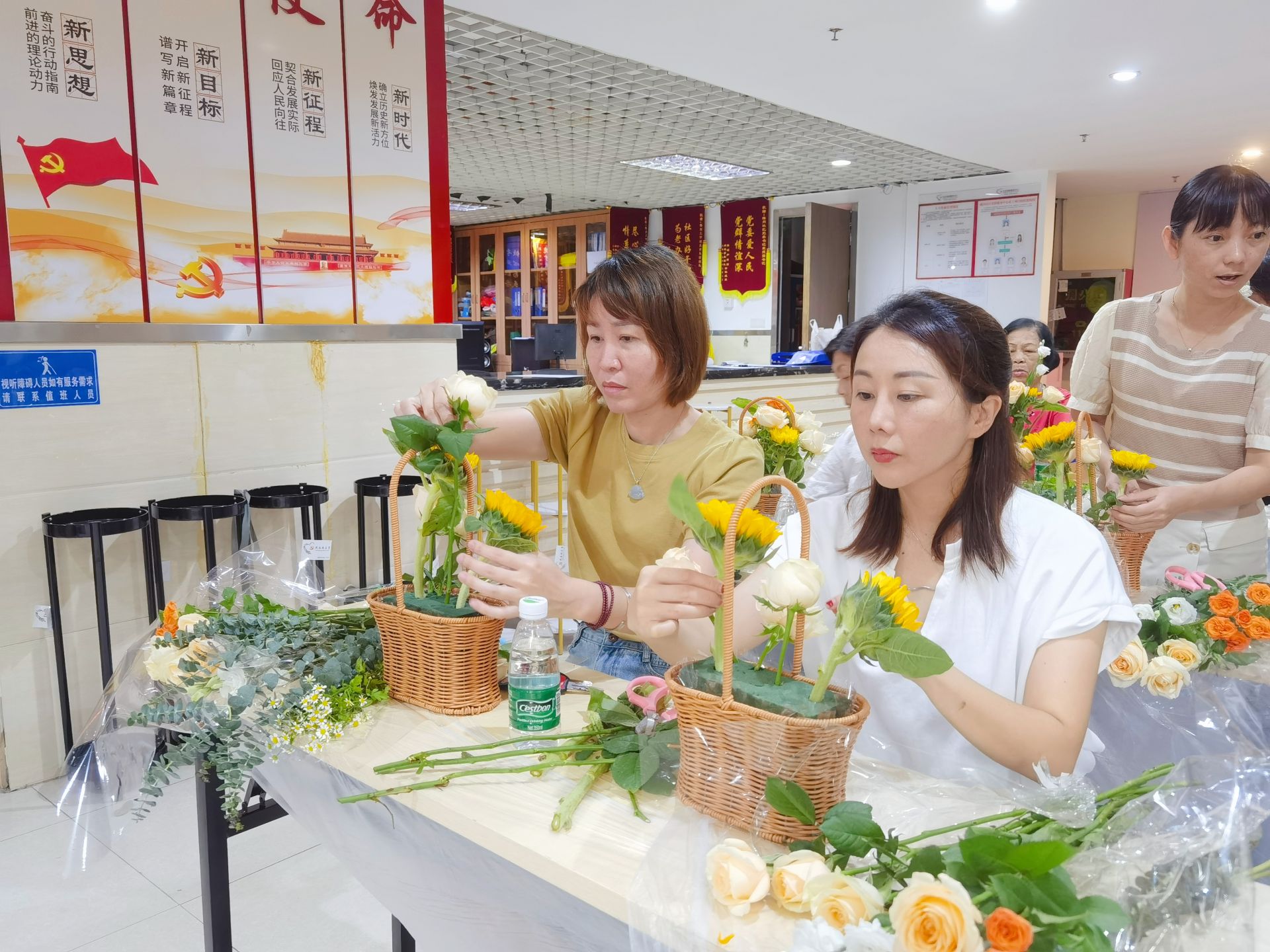 巧手巾帼 多彩生活——楼岗社区开展插花DIY活动