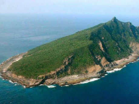 中国海警2502舰艇编队在我钓鱼岛领海内巡航 