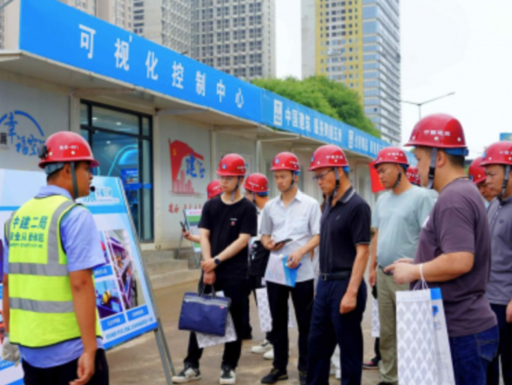 （南山记者发？）展示隧道施工高科技！“高水位大埋深明暗挖地铁车站科技高效施工”观摩交流会举行