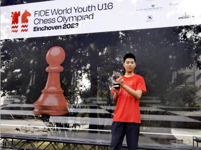 深圳首位奥林匹克赛世界冠军诞生！薛皓文捧起国际象棋U16团体冠军杯