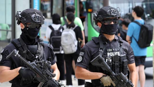 8月6日，全副武装的特警在韩国首尔江南区街头巡逻。新华社 图