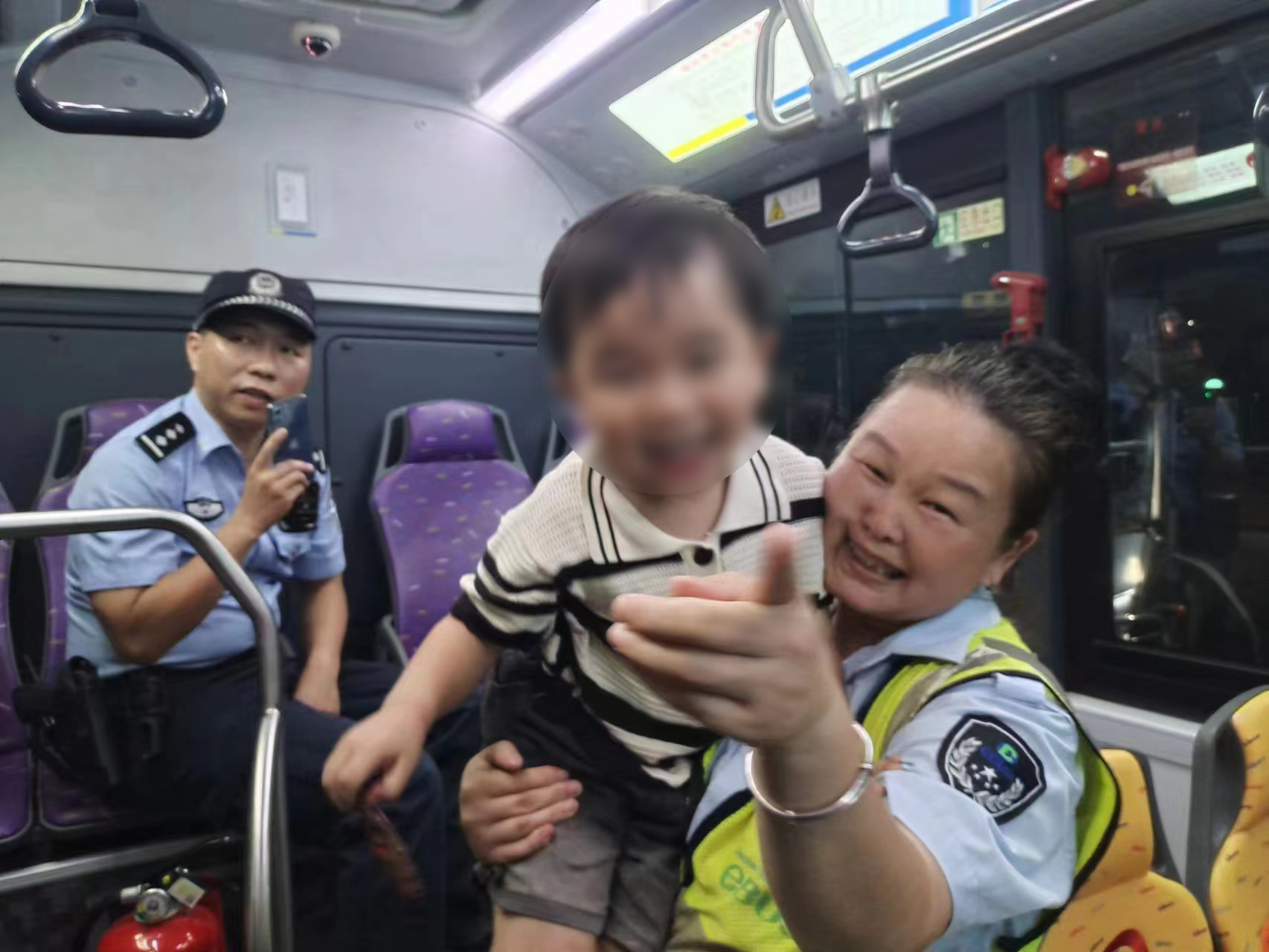 3岁娃独自乘公交出门找妈妈，热心驾驶员帮忙找到家人
