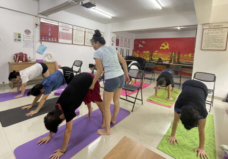 翠竹街道民新社区开展全民健身日之瑜伽健身活动