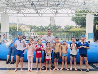 暑假期间，社区开展防溺水技能训练受欢迎