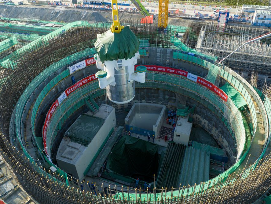 “玲龙一号”全球首堆核心模块安装成功